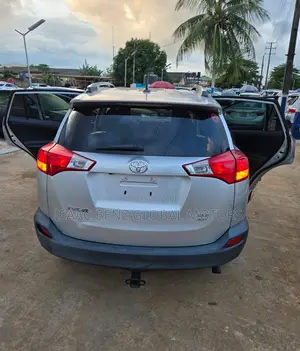 Toyota RAV4 XLE 4dr SUV AWD (2.5L 4cyl 6A) 2015 Silver