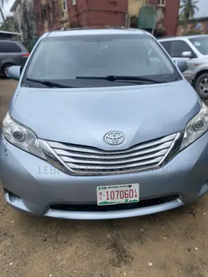 Toyota Sienna XLE 8-Passenger 4dr Minivan (3.5L 6cyl 6A) 2015 Blue