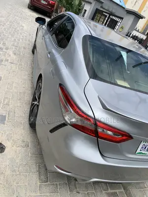 Toyota Camry SE FWD (2.5L 4cyl 8AM) 2018 Silver