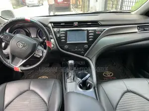 Toyota Camry SE FWD (2.5L 4cyl 8AM) 2018 Silver