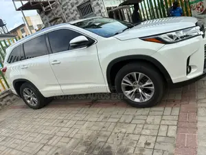 Toyota Highlander XLE 4dr SUV AWD (3.5L 6cyl 6A) 2014 White