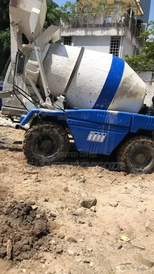 Neatly Used 3.5 Cubic Self Loader Mobile Concrete Mixer