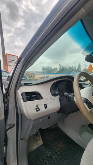 Toyota Sienna 2012 Silver