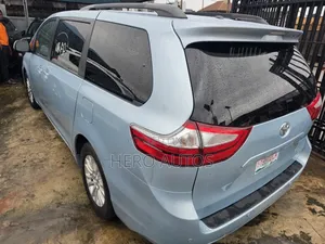 Toyota Sienna 2017 Blue