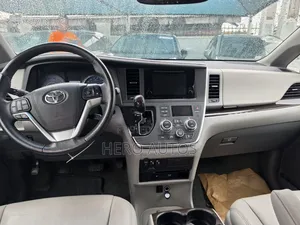 Toyota Sienna 2017 Blue