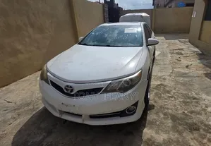 Toyota Camry SE 4dr Sedan (2.5L 4cyl 6A) 2012 White