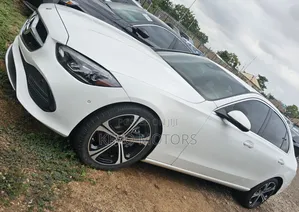 Mercedes-Benz C300 2024 White