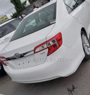 Toyota Camry XLE 4dr Sedan w/Prod. End 11/13 (2.5L 4cyl 6A) 2014 White