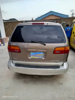 Toyota Sienna XLE & 1 hatch 2000 Gold