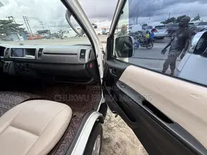 Toyota HiAce 2013 White