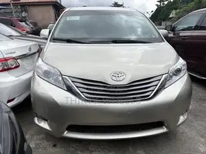 Toyota Sienna 2015 Gold