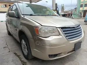 Chrysler Town & Country 2008 Gold