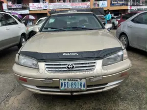 Toyota Camry Automatic 1999 Gold