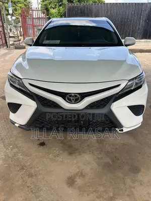 Toyota Camry SE FWD (2.5L 4cyl 8AM) 2018 White