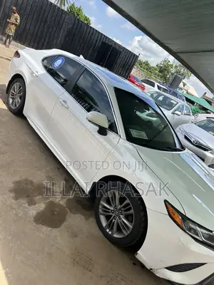 Toyota Camry SE FWD (2.5L 4cyl 8AM) 2018 White