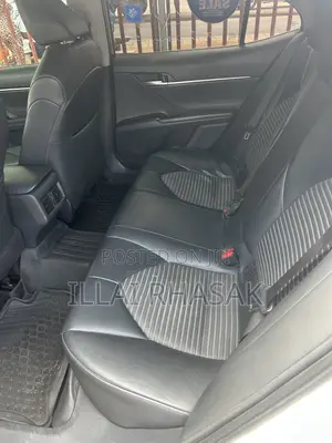 Toyota Camry SE FWD (2.5L 4cyl 8AM) 2018 White