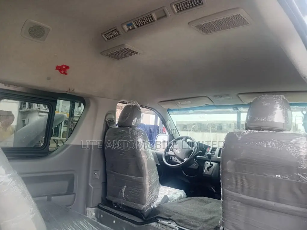 Toyota HiAce 2017 Silver