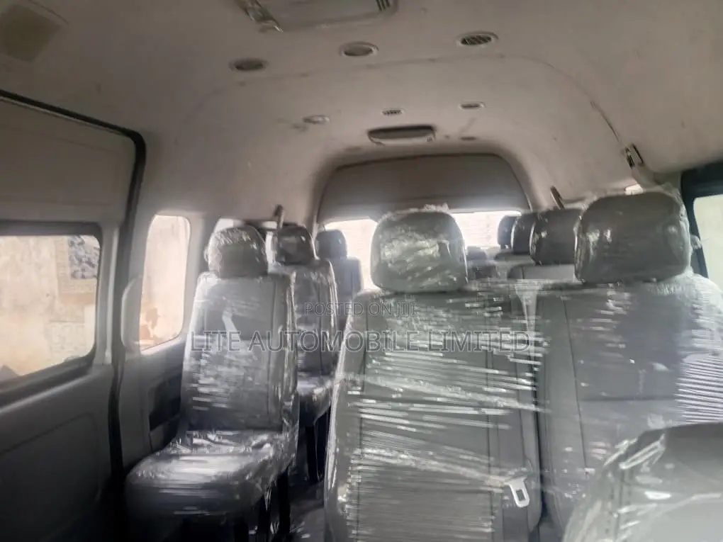 Toyota HiAce 2017 Silver