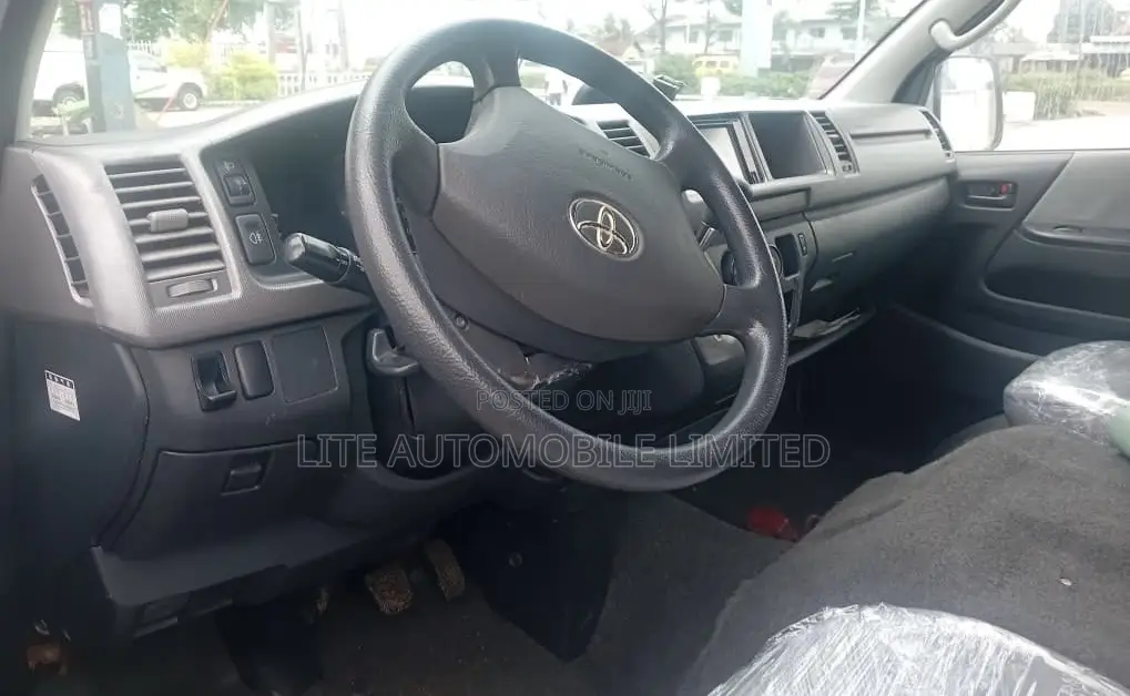 Toyota HiAce 2017 Silver