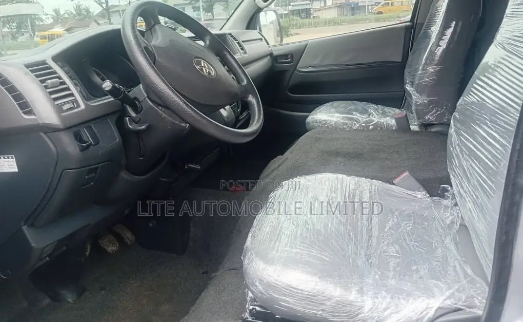 Toyota HiAce 2017 Silver