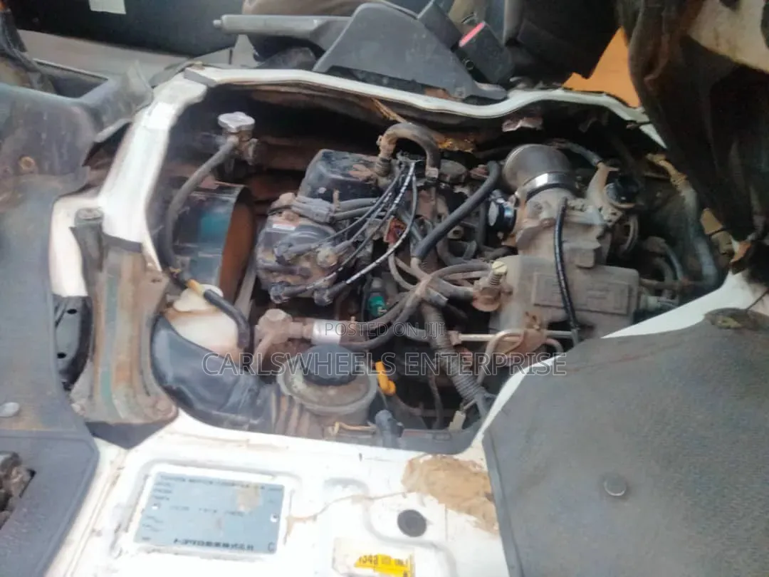 Toyota HiAce 2002 White