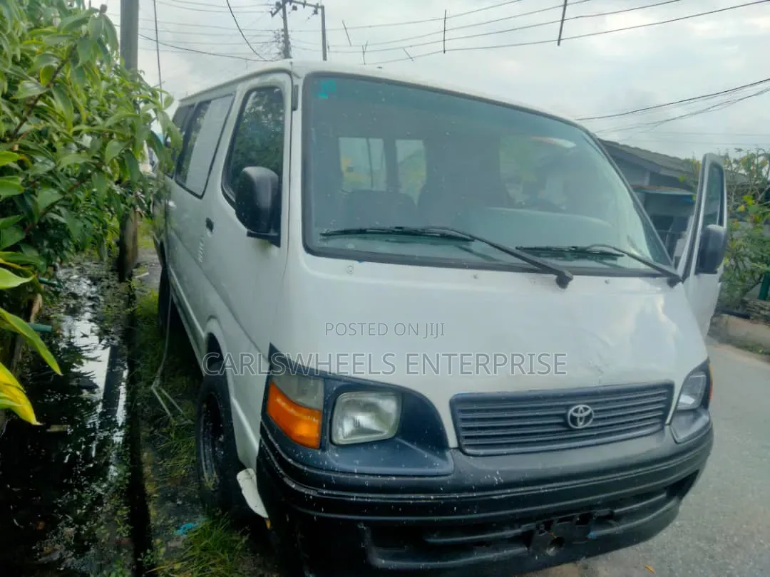 Toyota HiAce 2002 White