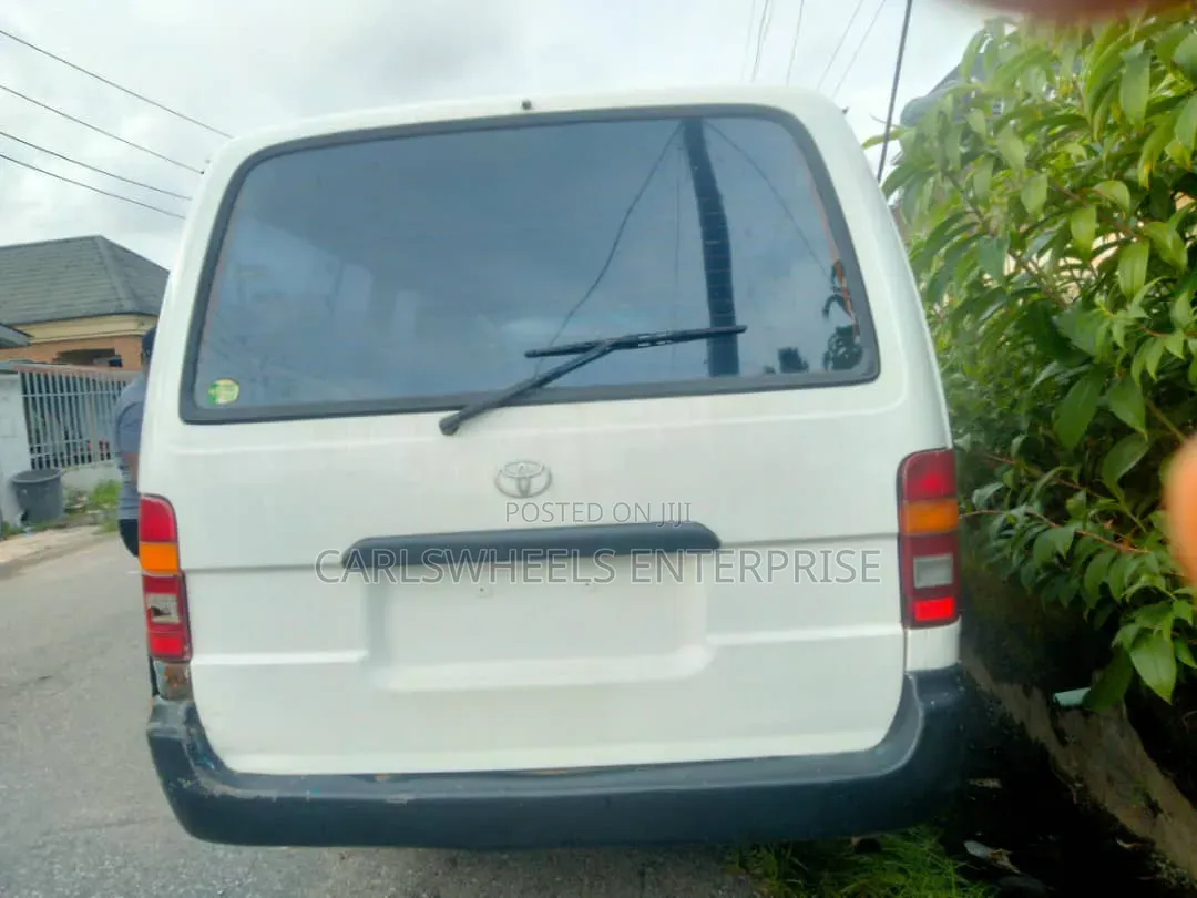 Toyota HiAce 2002 White
