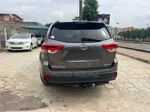 Toyota Highlander XLE 4x4 V6 (3.5L 6cyl 8A) 2018 Gray
