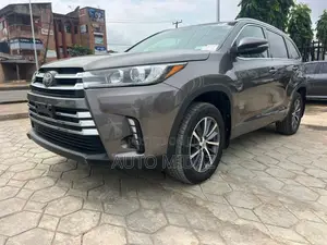 Toyota Highlander XLE 4x4 V6 (3.5L 6cyl 8A) 2018 Gray