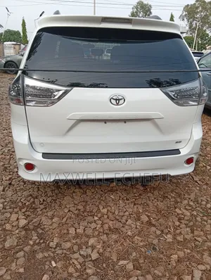 Toyota Sienna XLE AWD 7-Passenger 2013 White