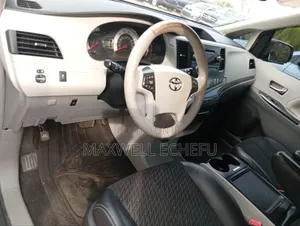 Toyota Sienna XLE AWD 7-Passenger 2013 White