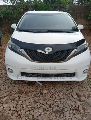 Toyota Sienna XLE AWD 7-Passenger 2013 White