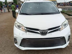 Toyota Sienna LE AWD 2019 White