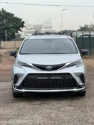Toyota Sienna 2023 Silver
