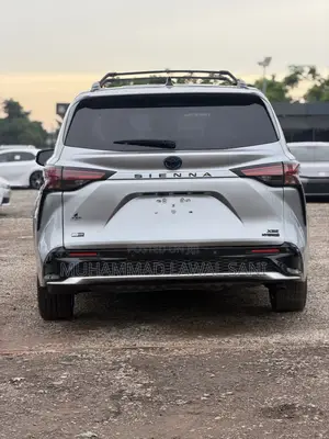 Toyota Sienna 2023 Silver