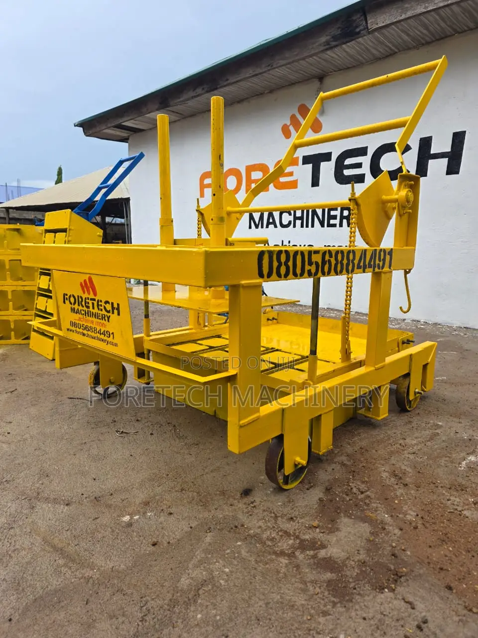 Concrete Block Molding Machine