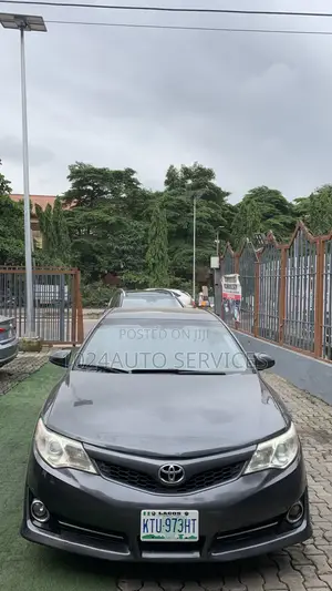Toyota Camry SE 4dr Sedan (2.5L 4cyl 6A) 2012 Gray