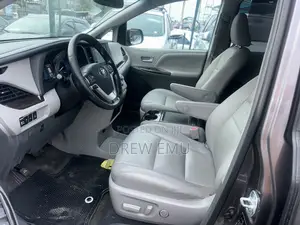 Toyota Sienna XLE 7 Passenger Auto Access Seat (3.5L 6cyl 6A) 2016 Gray