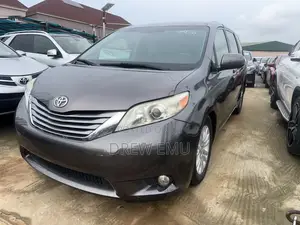 Toyota Sienna XLE 7 Passenger Auto Access Seat (3.5L 6cyl 6A) 2016 Gray
