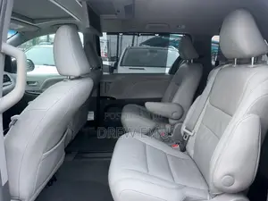 Toyota Sienna XLE 7 Passenger Auto Access Seat (3.5L 6cyl 6A) 2016 Gray