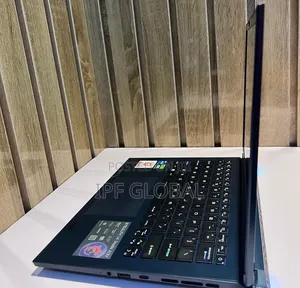Laptop MSI Stealth 14 Studio A13VF 32GB Intel Core i7 SSD 1T
