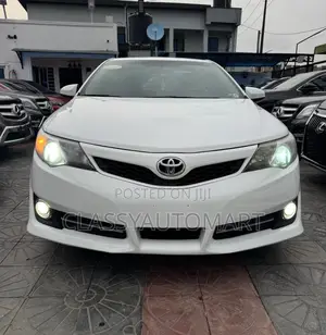 Toyota Camry SE 4dr Sedan (2.5L 4cyl 6A) 2014 White