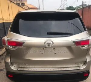 Toyota Highlander LE 4dr SUV AWD (3.5L 6cyl 6A) 2015 Gold
