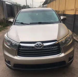 Toyota Highlander LE 4dr SUV AWD (3.5L 6cyl 6A) 2015 Gold