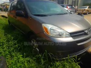 Toyota Sienna CE FWD (3.3L V6 5A) 2004 Gray