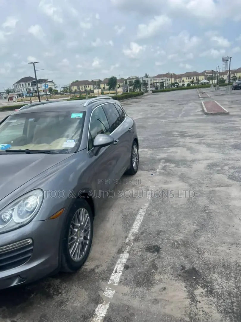 Porsche Cayenne 2012 Gray