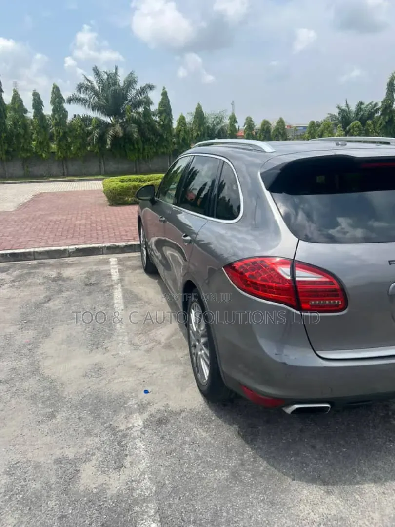 Porsche Cayenne 2012 Gray