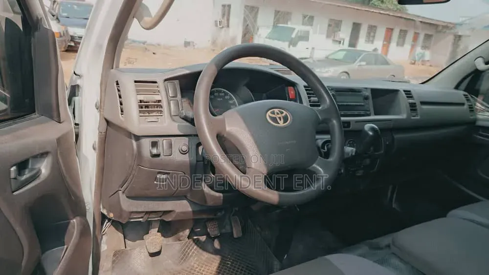 Toyota HiAce 2014 White