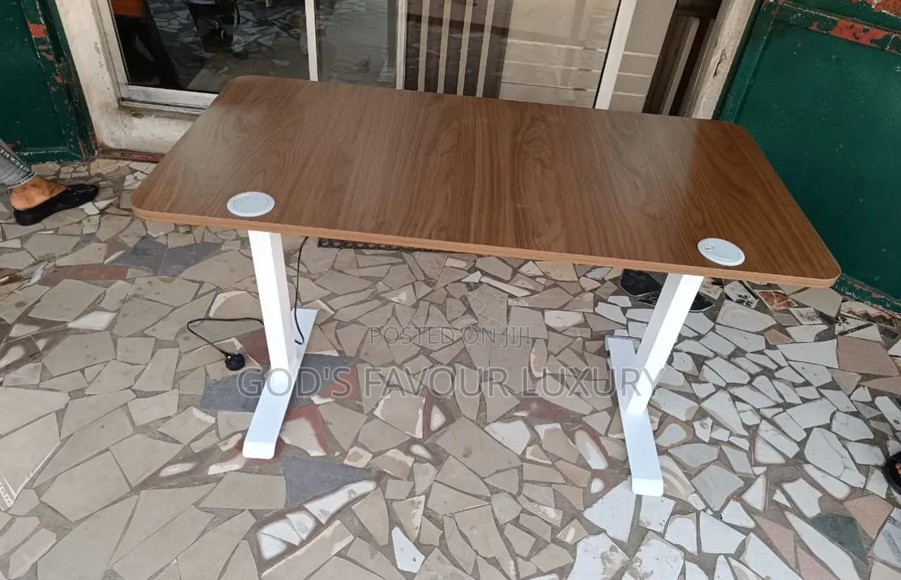 Eelectric Sit-Stand Adjustable Desk.