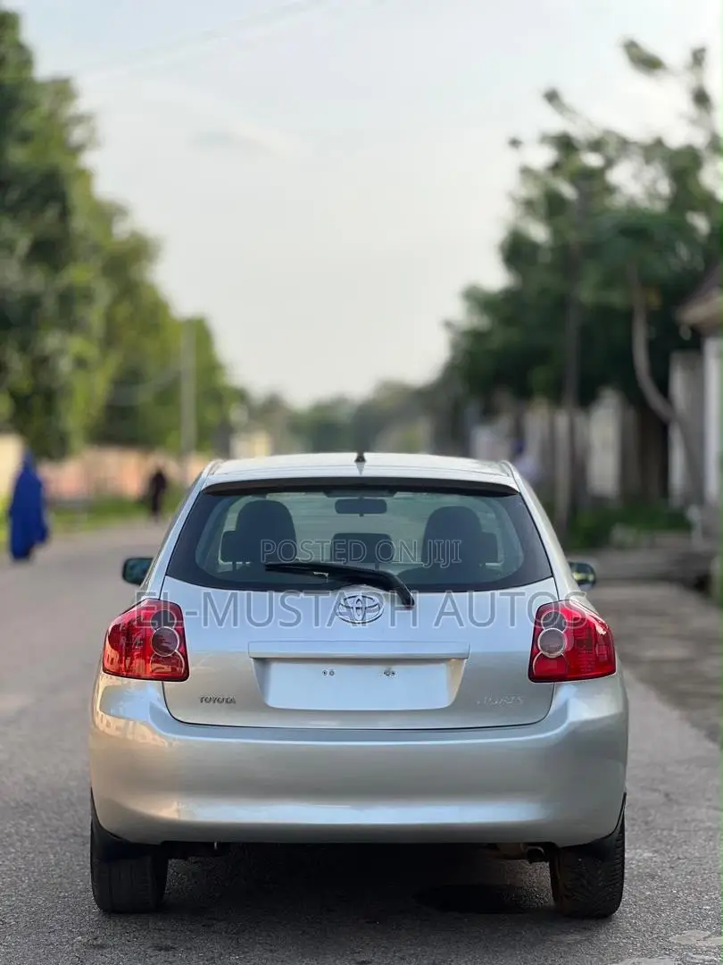 Toyota Auris 2011 Silver